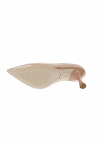 Nude patenten leren stiletto hak met puntige neus, getextureerde rubberen zool en een kleine gouden accent op de hak.