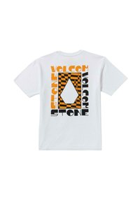 Camiseta blanca de manga corta con un gráfico de diamante a cuadros en naranja y negro, y el texto "Volcom Stone" en letras de bloque en la parte trasera.