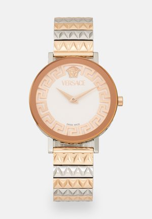 Ceas Versace cu carcasă rotundă din aur roz, cadran alb, model cu cheie grecească și brățară metalică texturată în tonuri de aur și argint. Fabricat în Elveția.
