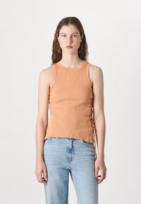 Ribbet oransje tank topp med side snøring. Stoffet er lett, og passformen er figursydd med rund hals.