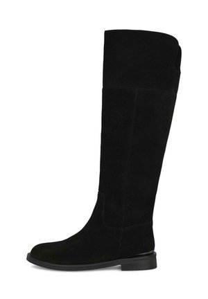 Bota negra de ante hasta la rodilla con tacón bajo y puntera redondeada, con costuras visibles y una pequeña lengüeta para tirar en la parte superior trasera.