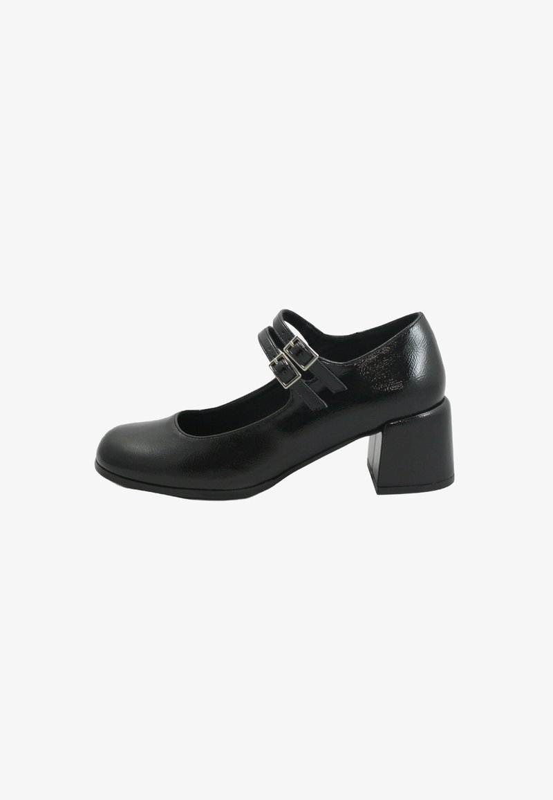 Scarpa nera con tacco a quarto e punta arrotondata. Presenta due cinturini regolabili con fibbie sul collo del piede e una texture liscia simile alla pelle.