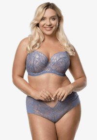 Jasnoniebieski zestaw koronkowej bielizny, składający się z usztywnianego biustonosza z floralnym wzorem oraz dopasowanych wysokich majtek z przezroczystymi akcentami z koronki.