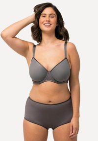 Grijze gemarmerde bh met beugel en bijpassende hooggetailleerde panties, met dunne contrasterende bandjes en een zachte afwerking.
