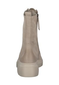 Beige Knöchelstiefel mit einer strukturierten Lederoberfläche, seitlichem Reißverschluss, runder Zehenpartie und einer dicken, geriffelten Gummisohle.