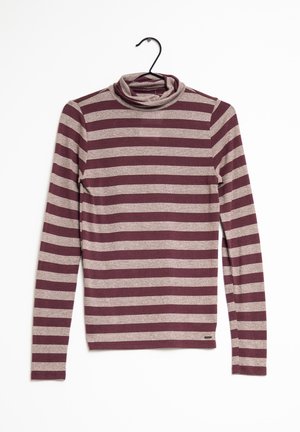Maglione a collo alto a righe in bordeaux e crema. Presenta maniche lunghe, una texture morbida e una leggera elasticità nel tessuto.
