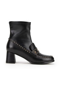 Czarne skórzane botki za kostkę z dekoracyjnym, nitowanym wzorem z przodu i po bokach, z umiarkowanym, blokowym obcasem.