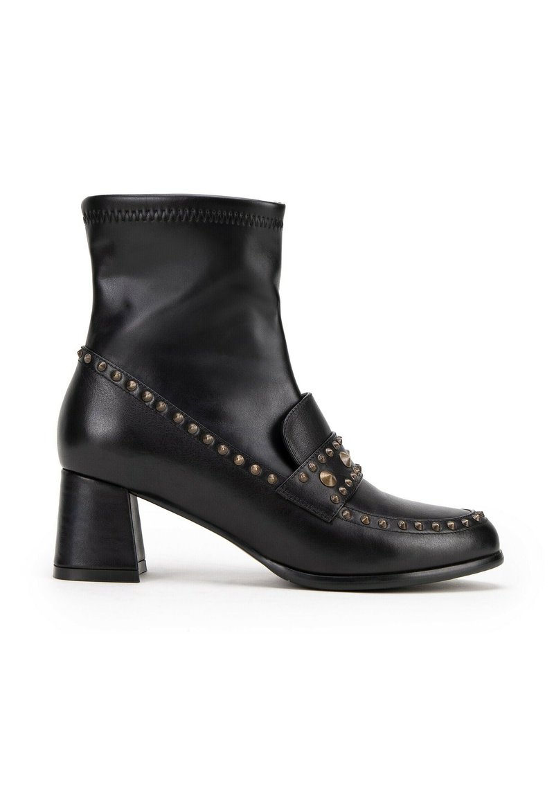 Czarne skórzane botki za kostkę z dekoracyjnym, nitowanym wzorem z przodu i po bokach, z umiarkowanym, blokowym obcasem.