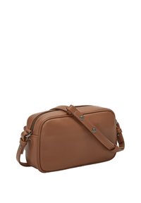 Borsa a tracolla in pelle marrone con forma rettangolare, chiusura con zip, design piatto e tracolla regolabile con accenti in metallo.