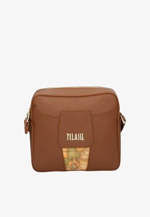 Borsa a tracolla sintetica marrone con finitura strutturata, caratterizzata da un dettaglio con motivo a mappa sul davanti e chiusura con zip. Marchio discreto in oro.