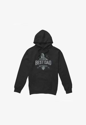 Schwarzer Hoodie mit dem Design "Bester Papa Nr. 1 in der Galaxie" mit einer helmtragenden Figur und einer kleinen Figur unter dem Text.