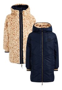 Zwei Jacken: eine aus beigem Kunstfell mit einem Leopardenmuster, die andere in Marineblau mit einer dezenten Leopardenstruktur und goldenen Akzenten an den Bündchen.