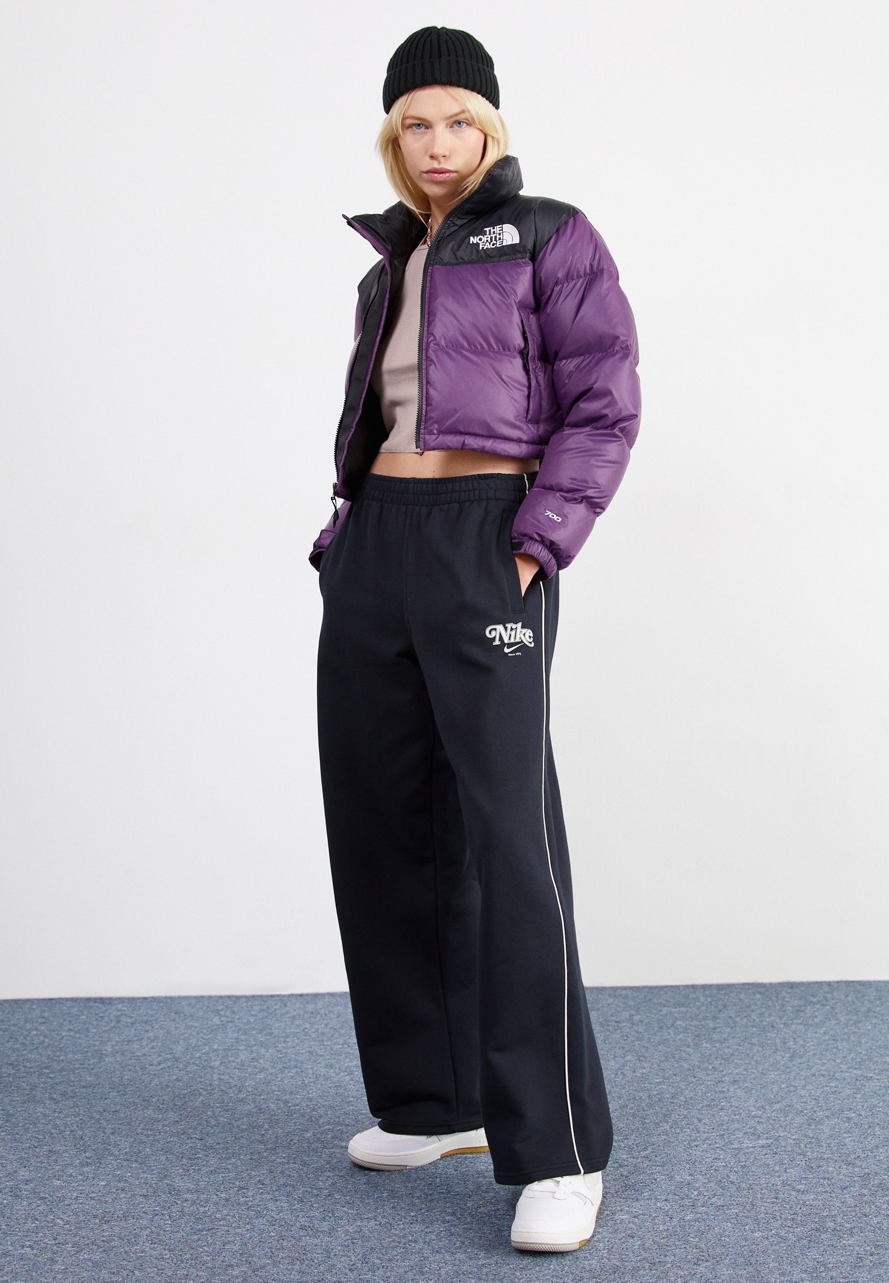 The North Face NUPTSE SHORT JACKET - Down jacket - black/currant 