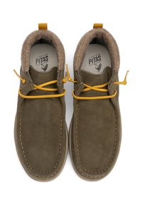 Chaussures en daim marron avec une doublure beige douce, dotées de lacets jaunes et d'une boucle à l'arrière. Le surpiquage améliore le design.