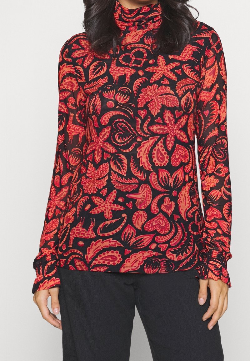 Maglione a maniche lunghe con collo alto che presenta una base nera con vivaci motivi floreali e astratti in rosso e arancione. Tessuto morbido e elasticizzato con polsini aderenti.