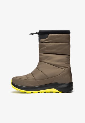Brun isoleret støvle med quiltet design, sort krave og gul sål, der har en tekstureret bund for trækkraft og justerbar top.