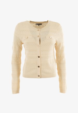 Cardigan en tricot crème avec des motifs en losange et en dentelle complexes, boutons sur le devant, deux poches poitrine avec des rabats à bouton, et manches longues.