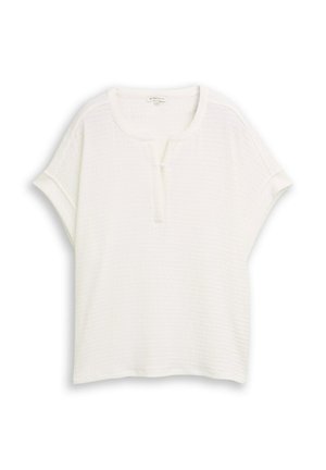 Biała teksturowana bluzka z krótkim rękawem, okrągłym dekoltem i małym przednim rozcięciem zapinanym na jeden guzik.