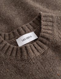 Pull en laine brun tricoté avec un col côtelé, présentant des fils d'orange et de crème. L'étiquette indique "LES DEUX". Texture douce évidente.