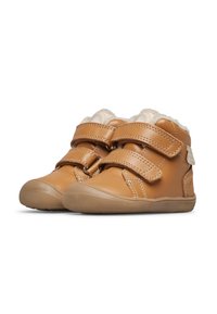Braune Lederstiefel für Kleinkinder mit Kunstpelz-Futter, zwei Klettverschlüssen, Gummisohle und Ziernähten. Kurzschaft-Design.