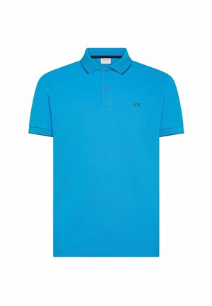 Polo blu a maniche corte con patta a due bottoni, piccolo logo nero sul petto sinistro e rifiniture nere su collo e bordi delle maniche.