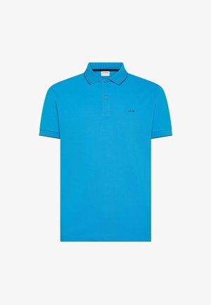 Polo blu a maniche corte con patta a due bottoni, piccolo logo nero sul petto sinistro e rifiniture nere su collo e bordi delle maniche.