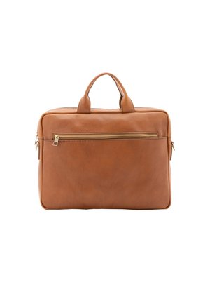 Sac en cuir marron de forme rectangulaire, doté de deux poignées supérieures et d'une poche zippée à l'avant avec des finitions dorées. Texture lisse, design minimaliste.