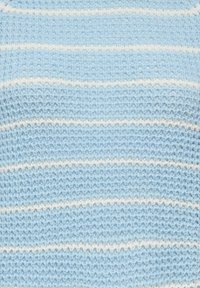 Tissu tricoté bleu clair avec des rayures blanches horizontales, présentant un motif texturé. Aspect doux, adapté à une tenue décontractée.