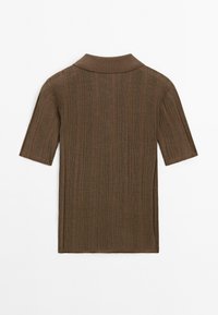 Polo-shirt marron à manches courtes avec une texture côtelée, présentant un col classique et un ourlet droit. Vue arrière affichée.