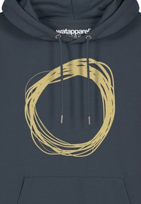 Marineblaue Kapuzenjacke mit einem goldenen kreisförmigen Grafikdesign in der Mitte, ausgestattet mit Kordelzügen mit Metallenden und einer Kängurutasche.