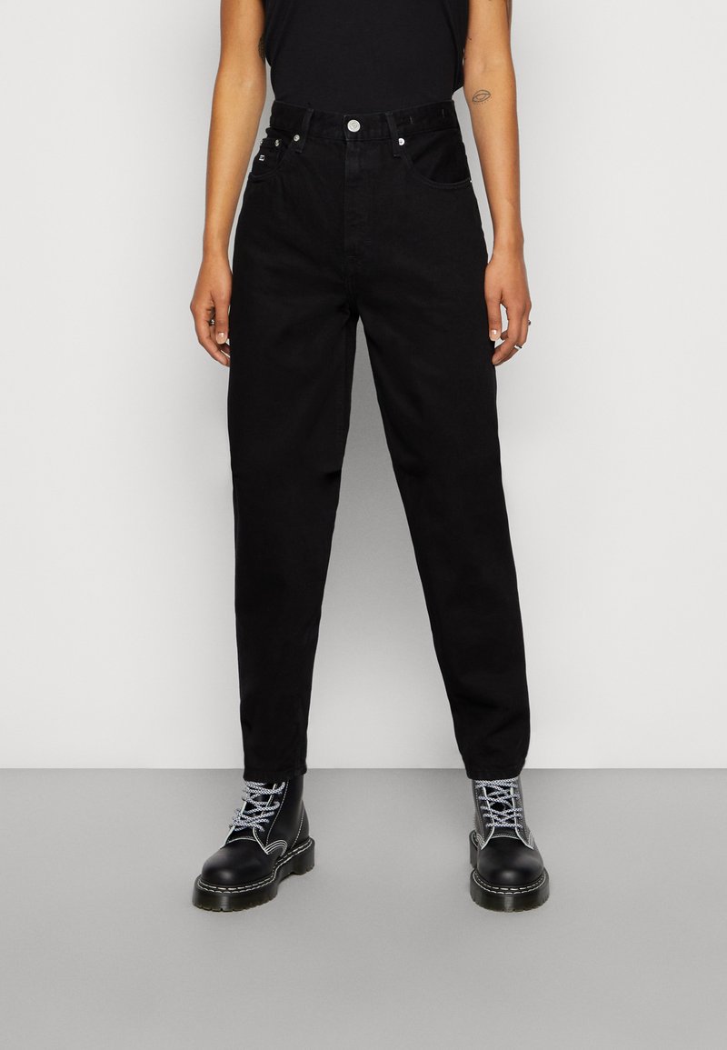 Tommy Jeans MOM ULTRA HIGH RISE JEAN TAPERED - Džíny Relaxed Fit - denim black