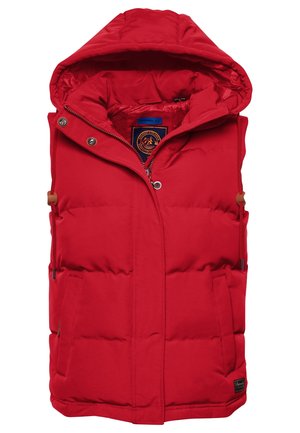 Veste sans manches matelassée rouge avec capuche, fermeture éclair frontale, boutons-pression, poches latérales et écusson logo en bas devant.