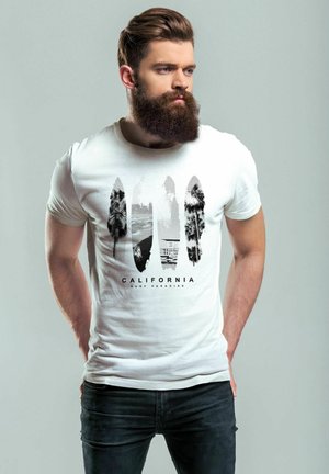 Weißes T-Shirt mit einem grafischen Druck von Surfboards und Palmen. Das Design enthält den Text "CALIFORNIA SURF PARADISE" in Schwarz.