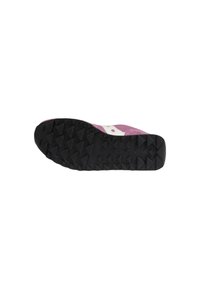 Suola di scarpa atletica rosa con una suola in gomma nera testurizzata caratterizzata da motivi triangolari, e una parte superiore liscia con accenti bianchi.