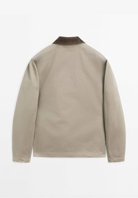 Beige shirt met lange mouwen en een donkerbruine kraag, met een gladde textuur en een eenvoudig, strak ontwerp. Geen zichtbare hardware of patronen.