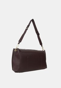 Sac à main en cuir bordeaux foncé avec une finition texturée, une bandoulière réglable et des ferrures en ton doré ; forme rectangulaire avec une poche avant.