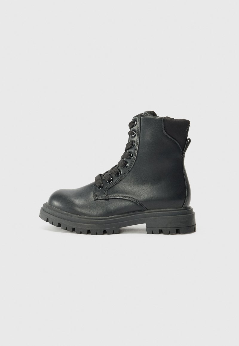 Botas de tobillo de cuero negro con puntera redonda, diseño de cordones, suela de goma y cuello acolchado. Presenta una suela con un dibujo robusto para mayor tracción.