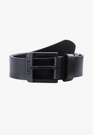 Ceinture en cuir noir enroulée avec une boucle en métal noir mat gravée "Levi's" sur le côté.