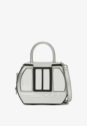 Kleine silberne Handtasche mit schwarzem Besatz, Obergriff, abnehmbarem Schulterriemen und geprägten Skifahrersymbolen auf dem Vorderpaneel.