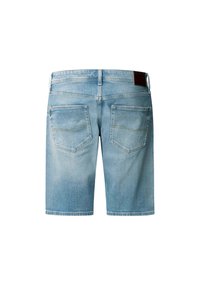 Shorts de mezclilla azul claro que cuentan con dos bolsillos traseros, un parche de cuero en la cinturilla y un corte recto en el dobladillo.