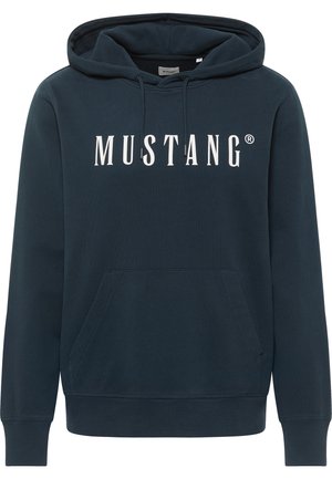Marineblauwe hoodie met een voorzak, een capuchon met trekkoord en het "MUSTANG" logo in het wit op de borst. Gemaakt van zachte stof.