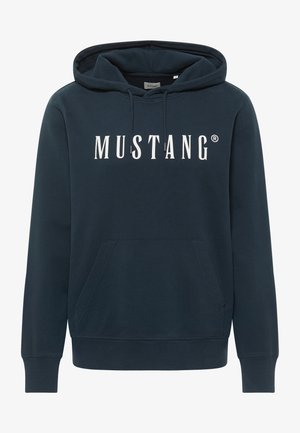 Hanorac albastru marin cu un buzunar frontal, glugă cu șnur și logo-ul "MUSTANG" în alb pe piept. Fabricat dintr-un material moale.