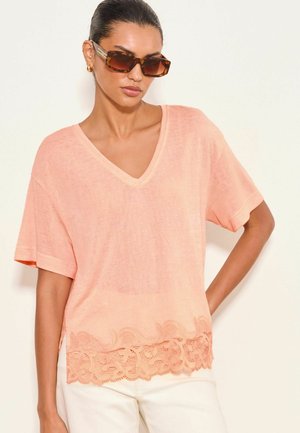 Lipsy, REGULAR FIT - V-NECK LACE HEM T-SHIRT - Print T-shirt - orange