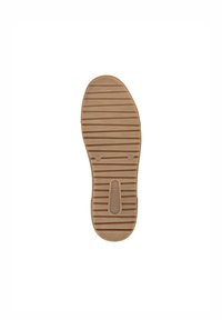 Suola di scarpa in gomma, colore beige chiaro, texture con scanalature orizzontali, presenta un'etichetta di branding vicino all'area del tallone, design della punta leggermente arrotondato.