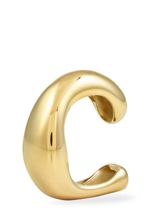 Gladde, glanzende gouden cuff oorbel met een dikke, ronde, open ontwerp en gepolijste reflecterende oppervlakte op een witte achtergrond.