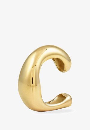 Glänzende, goldene Cuff-Ohrringe mit einem dicken, abgerundeten, offenen Design und einer polierten, reflektierenden Oberfläche auf einem weißen Hintergrund.