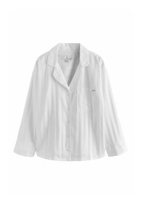 Chemise blanche à manches longues avec rayures verticales, boutonnage devant, col cranté et une poche poitrine sur fond blanc.