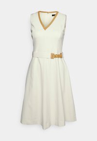 Bílé bezramínkové šaty s výstřihem do V a béžovými akcenty. Mají přiléhavý pas s páskem a rozevlátou sukni. Hladká textura, minimalistický design.