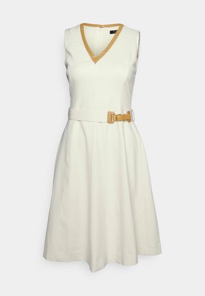 Bílé bezramínkové šaty s výstřihem do V a béžovými akcenty. Mají přiléhavý pas s páskem a rozevlátou sukni. Hladká textura, minimalistický design.