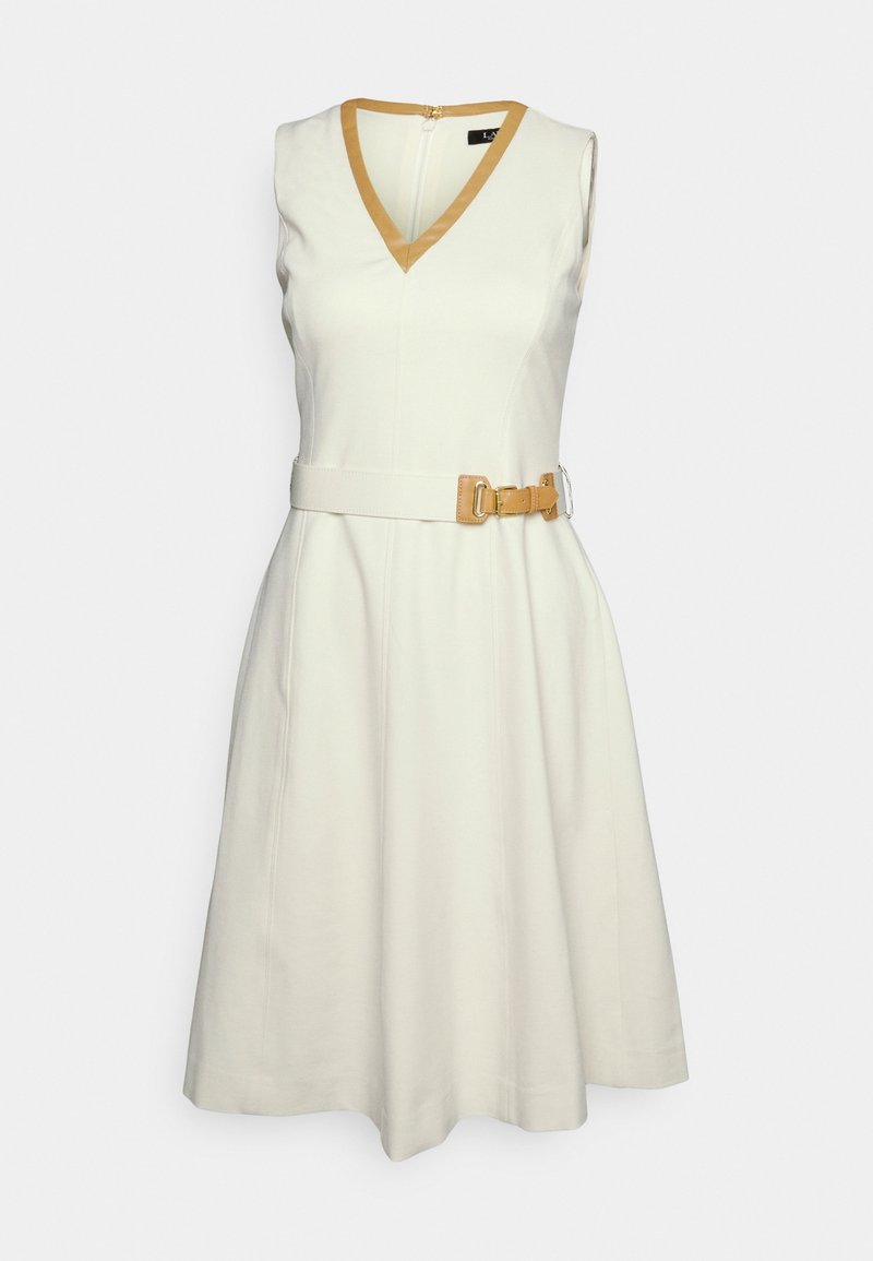 Bílé bezramínkové šaty s výstřihem do V a béžovými akcenty. Mají přiléhavý pas s páskem a rozevlátou sukni. Hladká textura, minimalistický design.